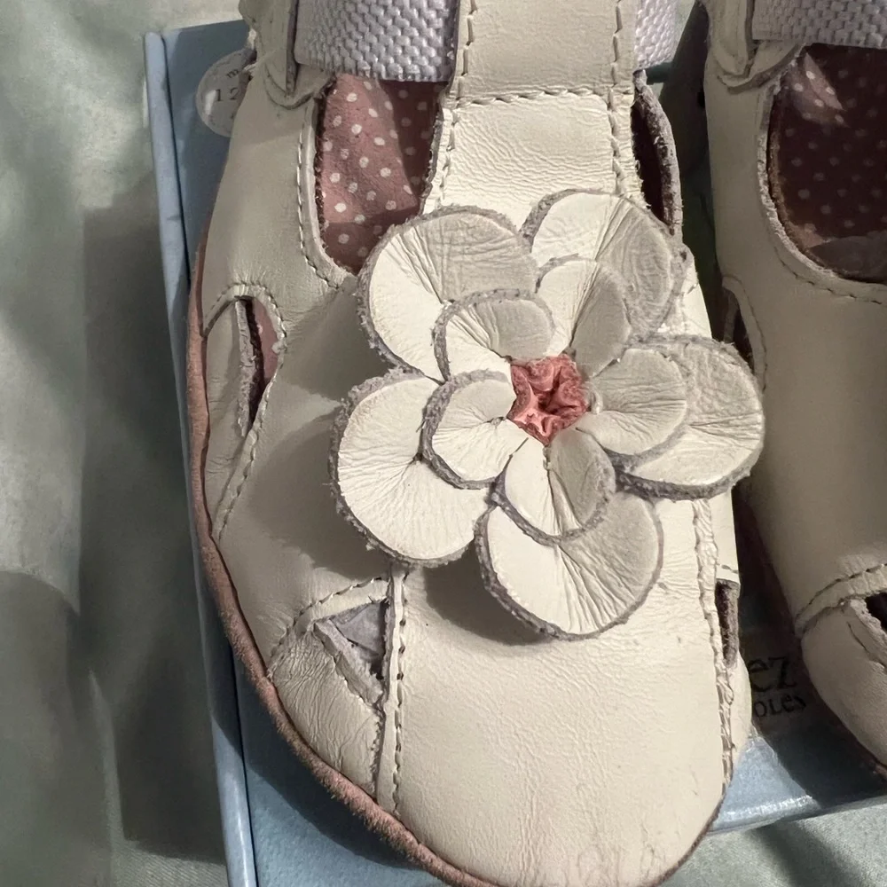 Robeez Claire Mary Jane 12-18mo white with flower accent leather shoe